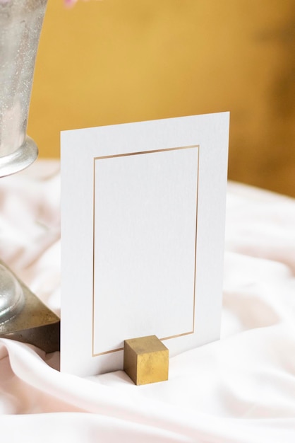 Maquete de cartão em uma mesa