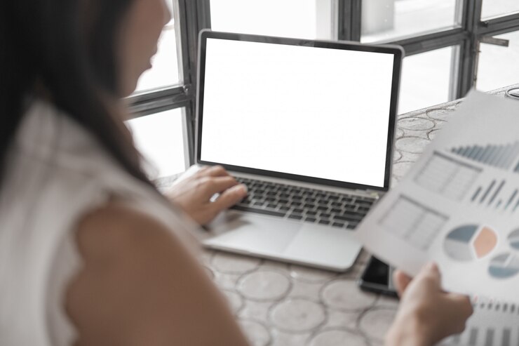 Maquete de close-up mulher de negócios, trabalhando com smartphone laptop e documentos no escritório
