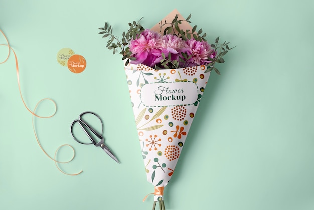PSD maquete de cone de embalagem de flores com lindo buquê de flores