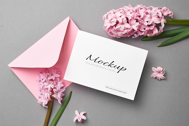 Maquete de convite ou cartão de felicitações com envelope rosa e flores de jacinto