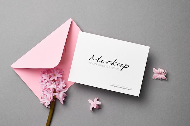 Maquete de convite ou cartão de felicitações com envelope rosa e flores