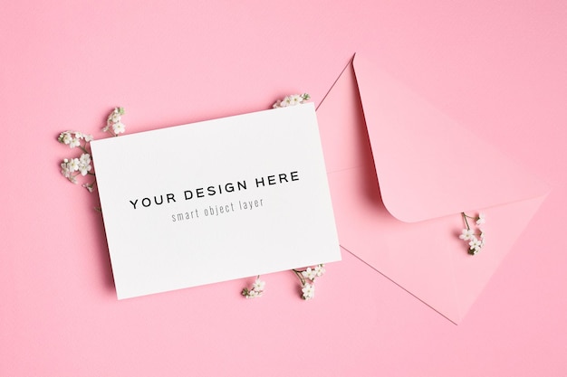 Maquete de convite ou cartão de felicitações com flores de envelope e miosótis em rosa