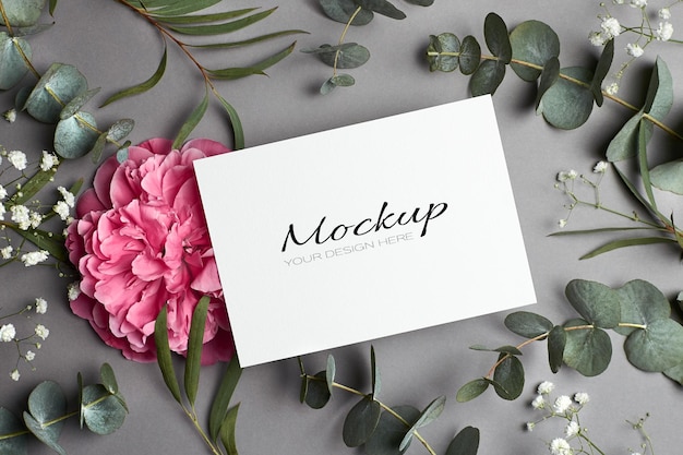 Maquete de convite ou cartão de felicitações com flores de peônia, hypsophila