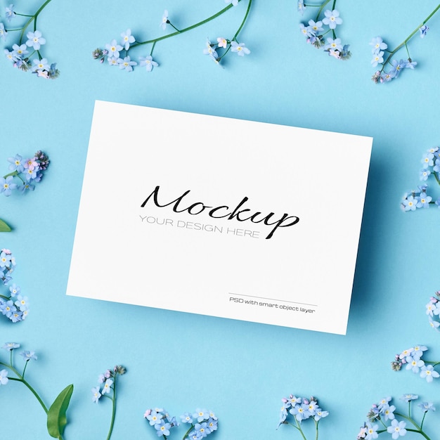 Maquete de convite ou cartão de felicitações com galhos de flores de cerejeira na primavera