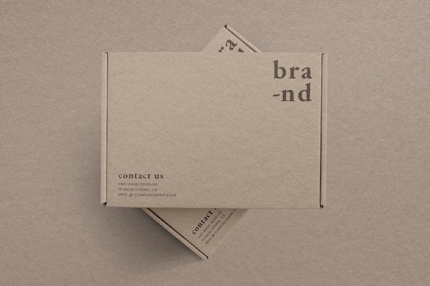 Maquete de embalagem de caixa Kraft em anúncio marrom