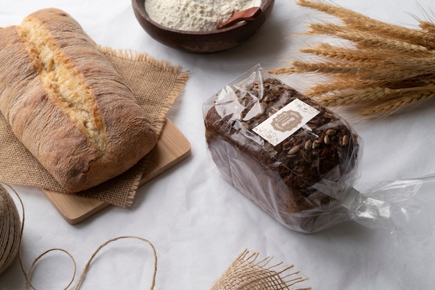 Maquete de embalagem de pão biológico na mesa de madeira