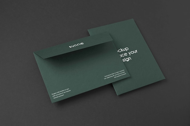 Maquete de envelope de papel escuro
