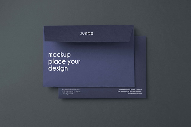 Maquete de envelope de papel escuro
