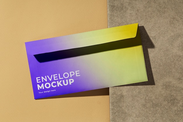 Maquete de envelope de papel longitudinal de dimensão com cores gradientes