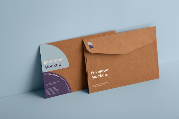 Maquete de envelope em pé de papel isolado