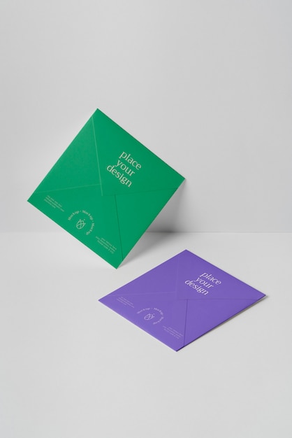 Maquete de envelopes de papel quadrado