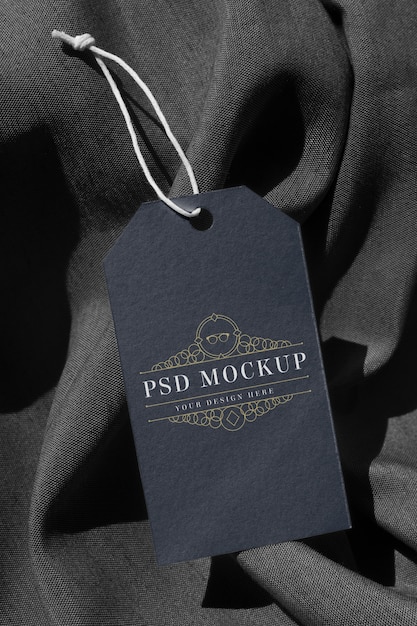PSD maquete de etiqueta de etiqueta para roupa pendurada