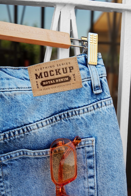 PSD maquete de etiqueta de jeans com efeito de couro