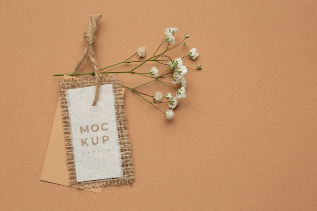 Maquete de etiqueta de papel ecológico com flores de respiração do bebê