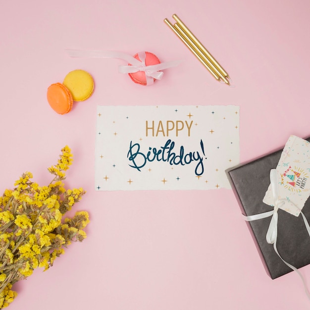 Maquete de feliz aniversário com cartão de convite e flores