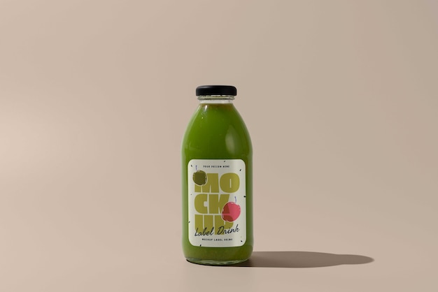 Maquete de garrafa de bebida verde deliciosa