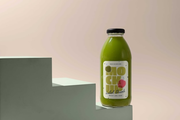 Maquete de garrafa de bebida verde deliciosa