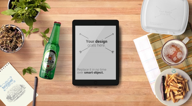 PSD maquete de garrafa de cerveja e tablet tablet fundo de madeira