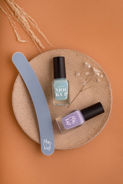 Maquete de garrafa de esmalte com itens essenciais de manicure