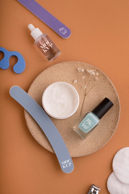 Maquete de garrafa de esmalte com itens essenciais de manicure