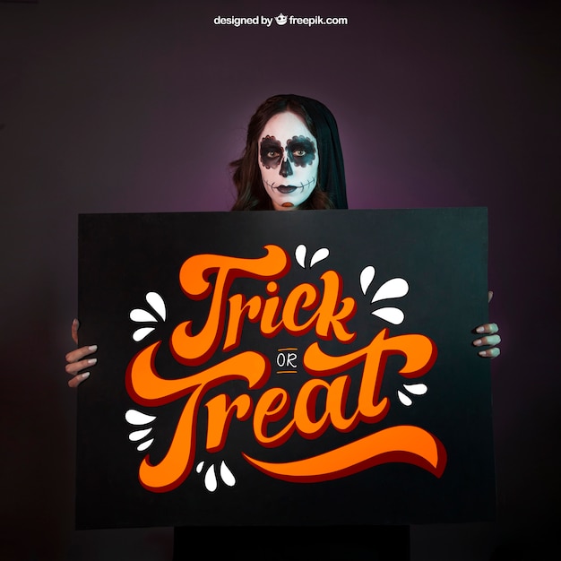 Maquete de Halloween com menina segurando grande tábua