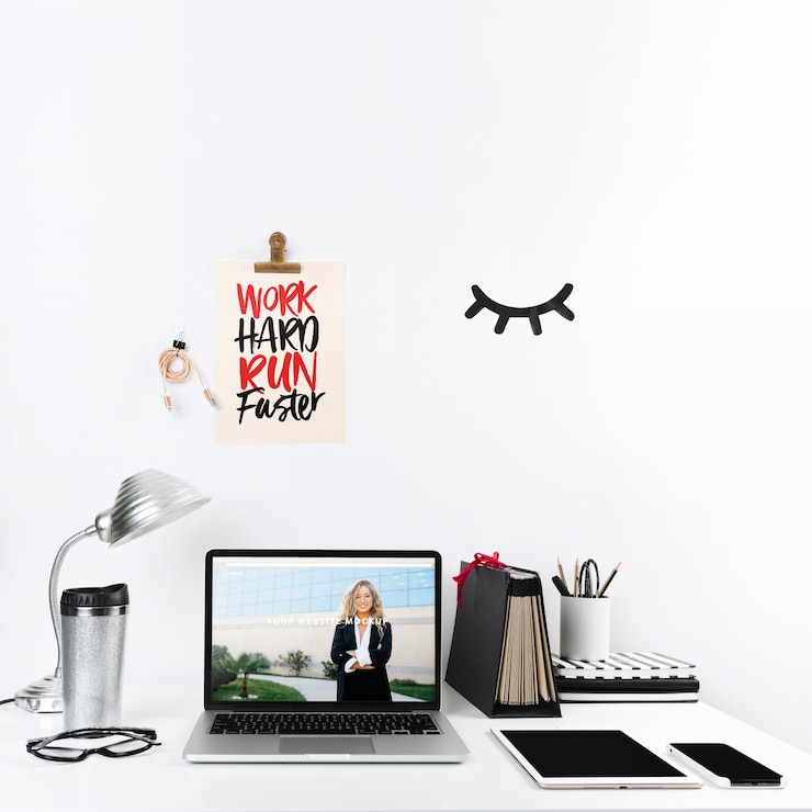 PSD maquete de laptop com composição de espaço de trabalho