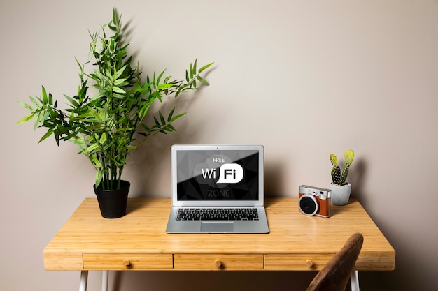 Maquete de laptop com conceito de wifi grátis