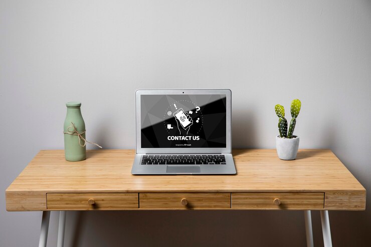 PSD maquete de laptop com entre em contato conosco conceito