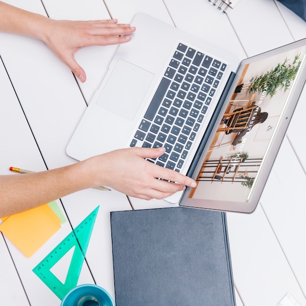 Maquete de laptop na mesa de escritório