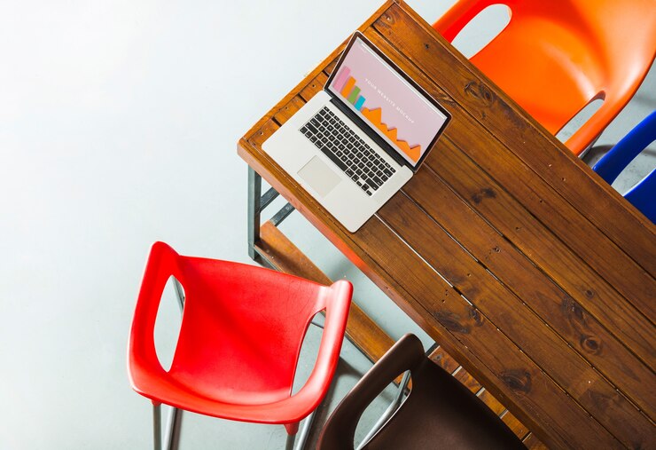 PSD maquete de laptop na mesa de madeira