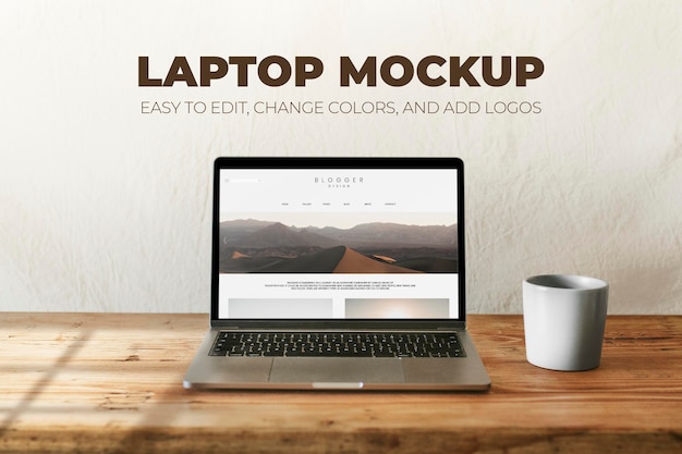 Maquete de laptop psd com caneca de café na mesa de madeira