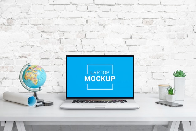 Maquete de laptop, tablet e telefone no escritório