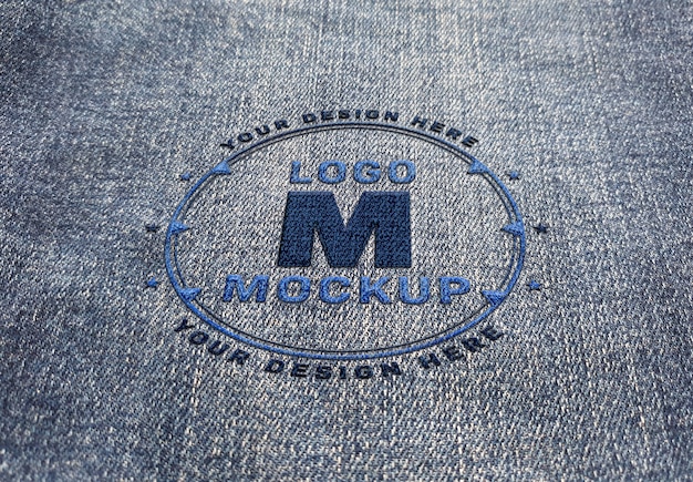 Maquete de logotipo costurada na textura de tecido jeans