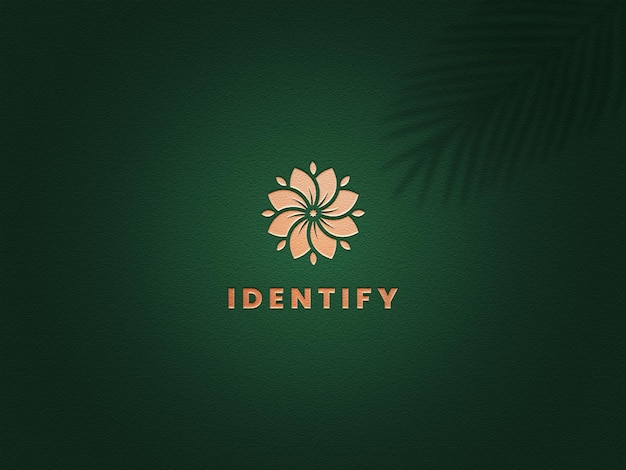 PSD maquete de logotipo de efeito de cobre no sinal de parede verde