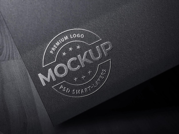 Maquete de logotipo de luxo prateado em papel preto