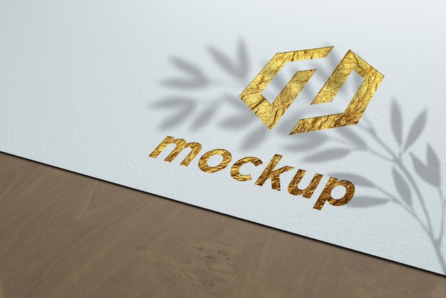 Maquete de logotipo de papel dourado