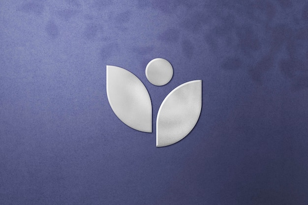PSD maquete de logotipo de prata em relevo no pano de fundo de textura colorida