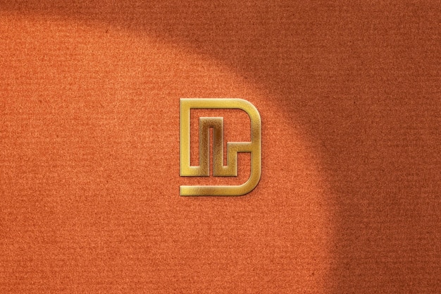 Maquete de logotipo dourado com efeito em relevo sobre fundo de textura colorida