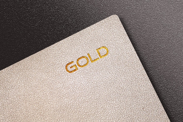 Maquete de logotipo dourado em couro notebook design