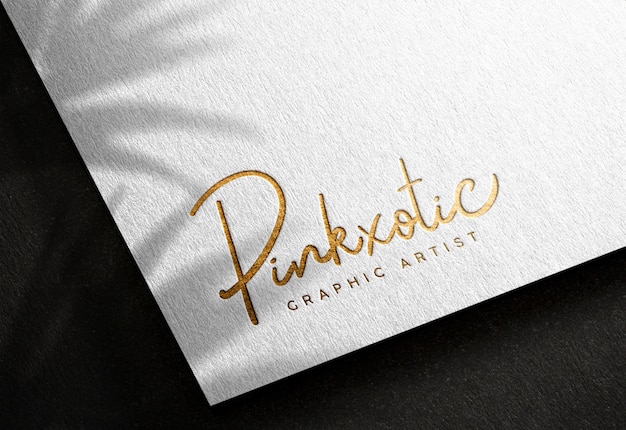 Maquete de logotipo em papel branco com efeito de impressão dourado prensado