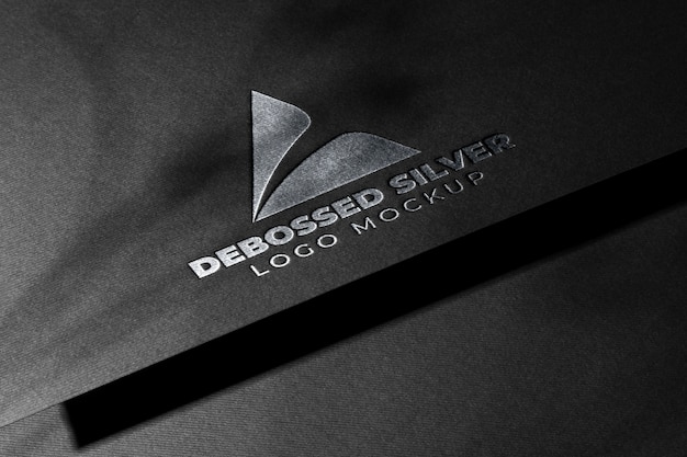 PSD maquete de logotipo prateado de papelão preto