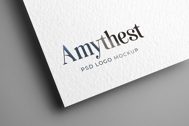 maquete de logotipo prateado em relevo em papel kraft branco