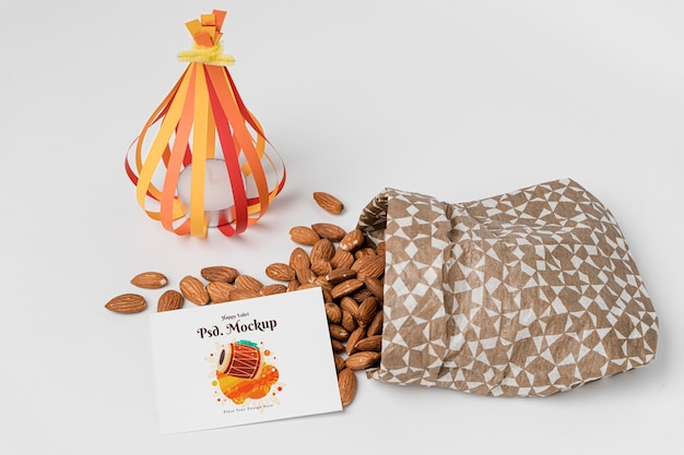 Maquete de lohri feliz com ângulo alto de amêndoas