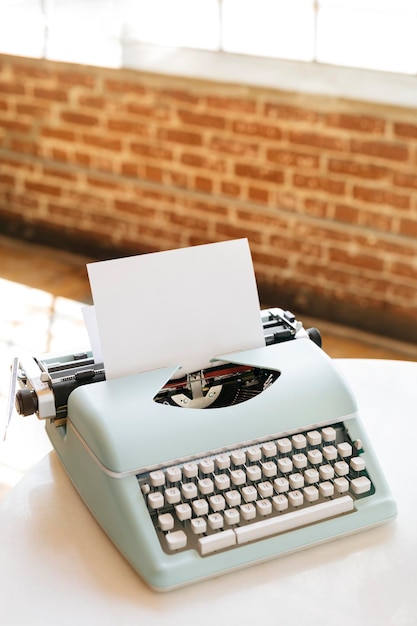 Maquete de máquina de escrever retrô azul claro pastel