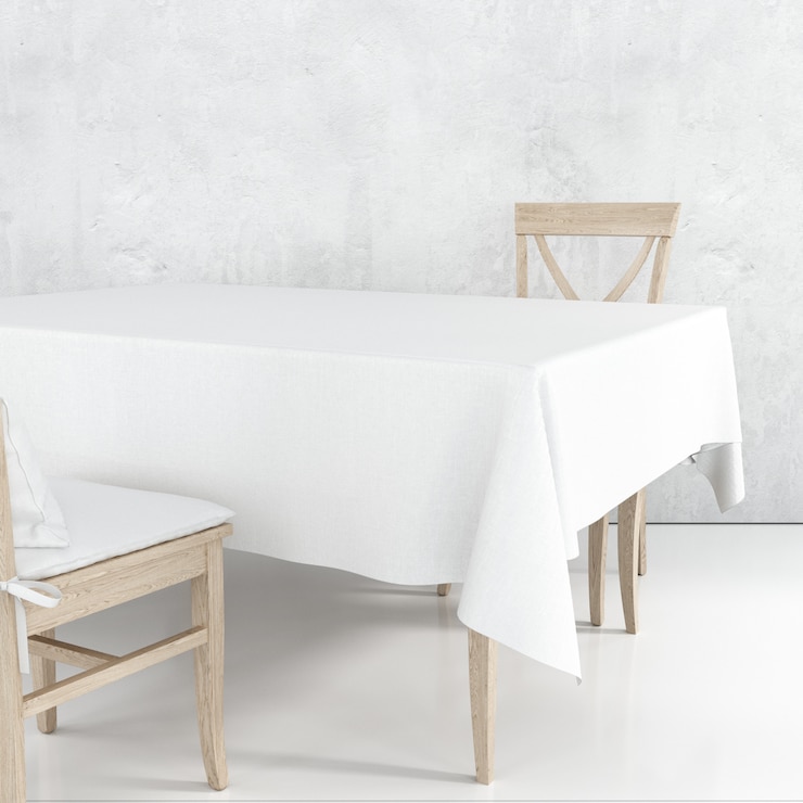 PSD maquete de mesa de jantar vazia com pano branco e cadeiras de madeira