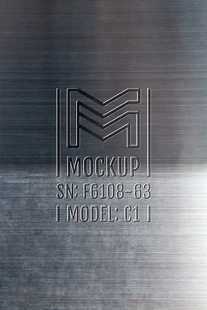 Maquete de metal de aeronave com logotipo gravado