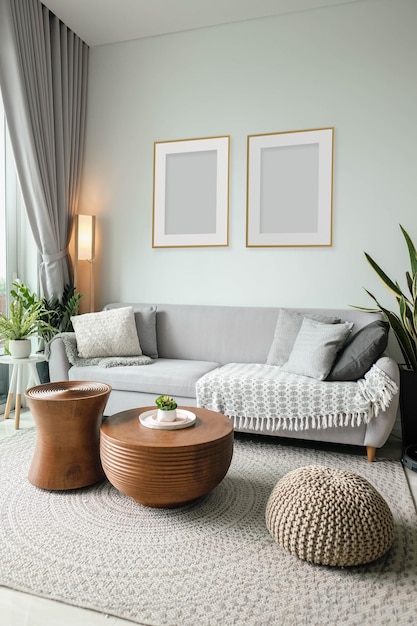 PSD maquete de moldura branca de sala de estar com planta de mesa de chá e sofá