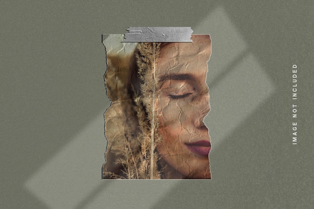 Maquete de moldura de foto em textura de papel rasgado