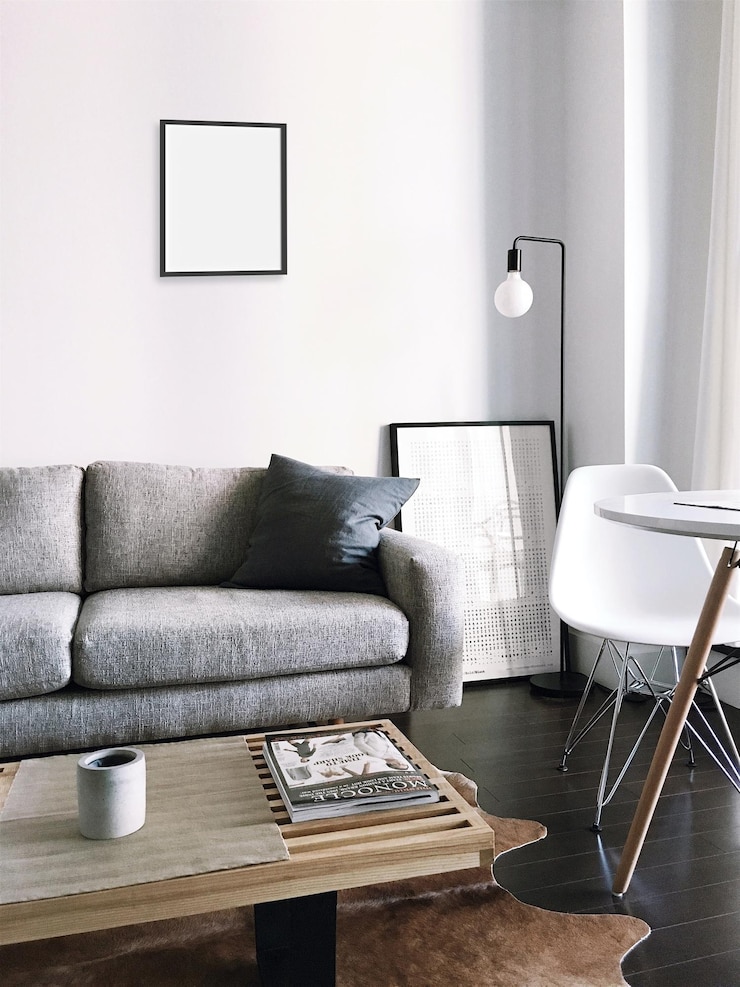 PSD maquete de moldura de parede de decoração interior moderna com luz de lâmpada e conjunto de sofá