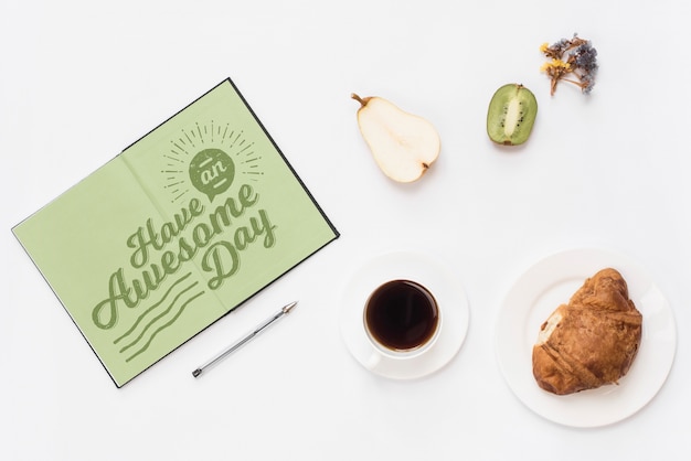 Maquete de notebook aberto com conceito de pequeno-almoço